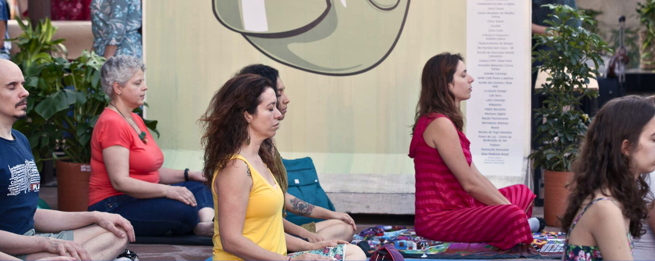 foto de pessoas praticando yoga