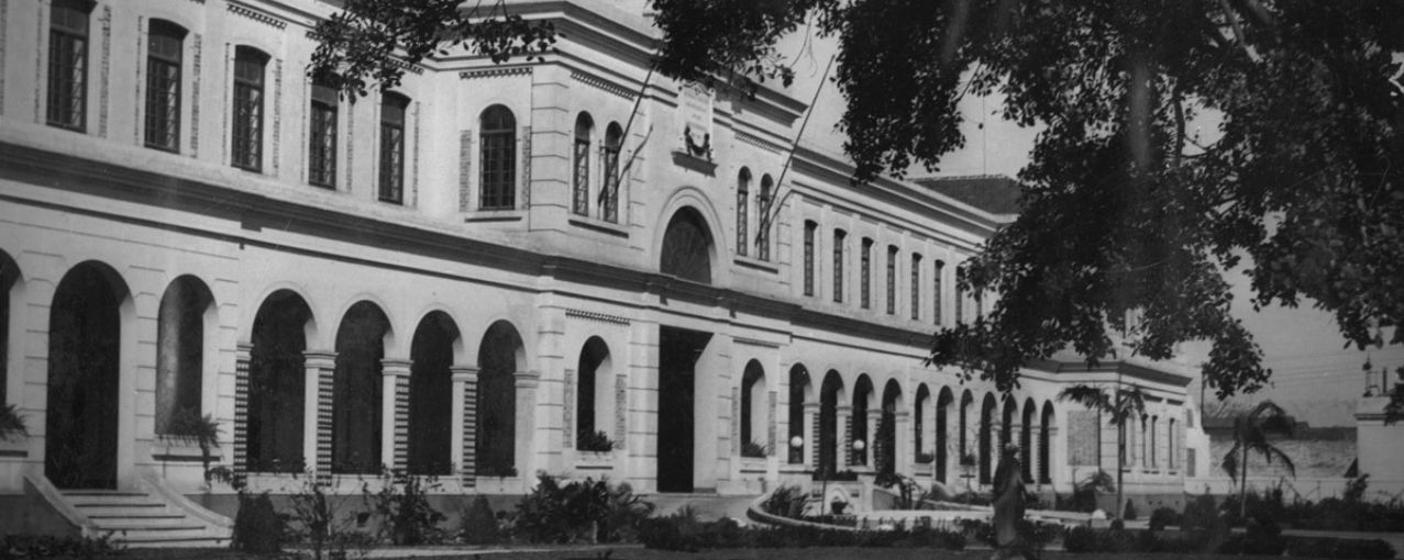 Foto da fachada do prédio principal do museu